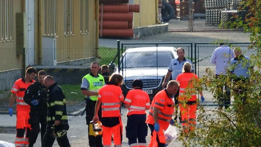 Na průmyslovou halu v Plzni spadl vrtulník - 3