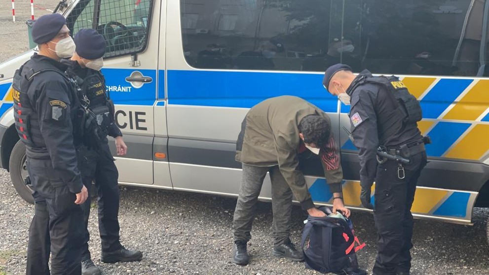 Dodávka s migranty ujížděla policii - 24