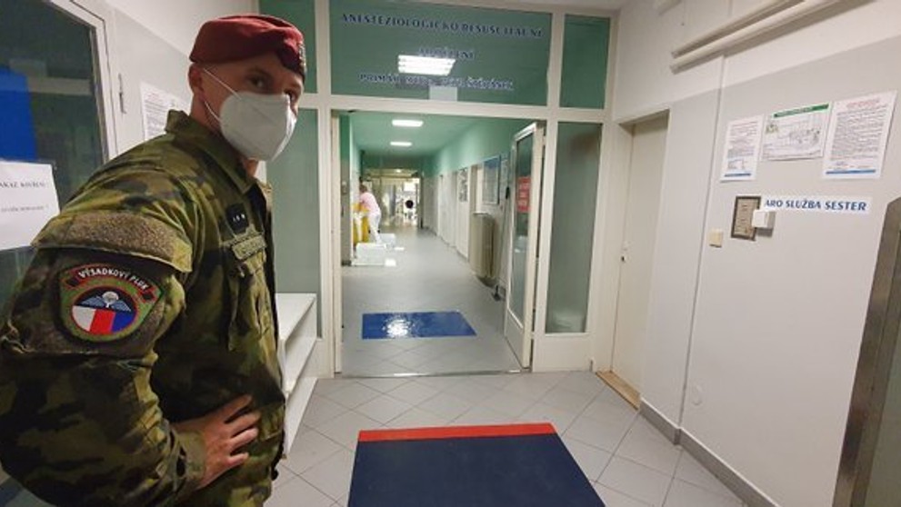V náchodské nemocnici byli nasazeni vojáci - 3