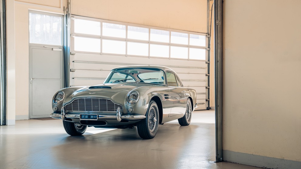 Aston Martin DB5 z roku 1964, který Seanu Connerymu