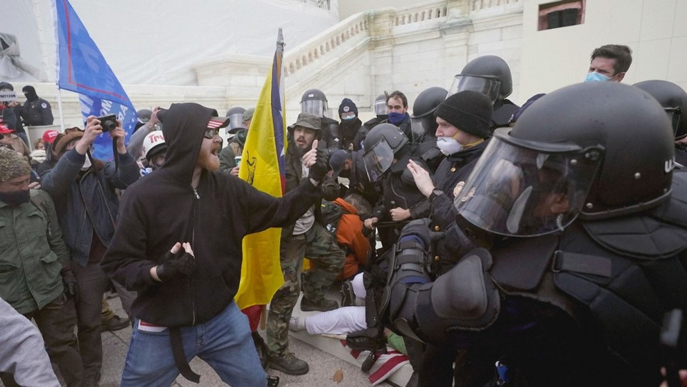 Příznivci Trumpa násilím vnikli do Kapitolu - 8