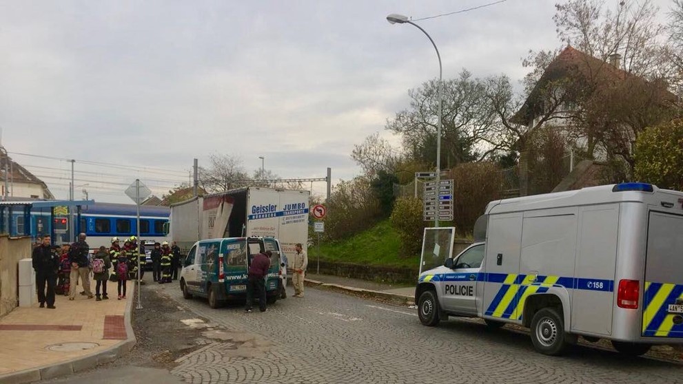 Kamion na kolejích v Úvalech u Prahy - 2