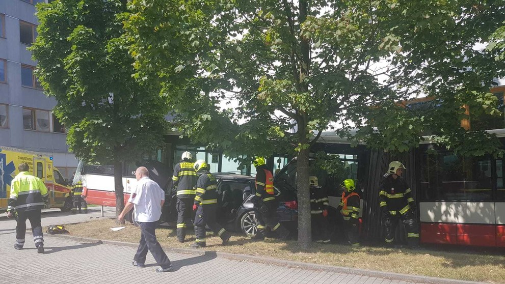 Nehoda autobusu a dvou aut v Praze - 3