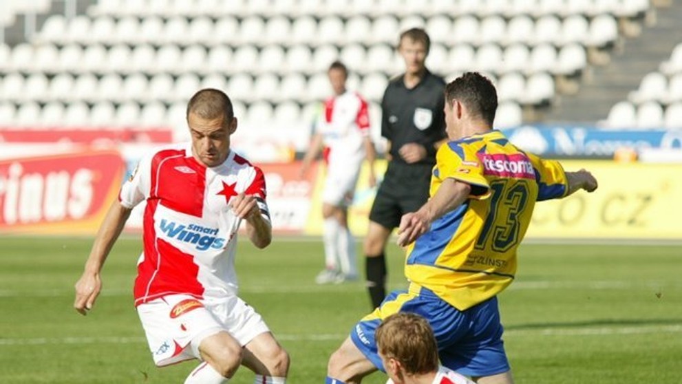 Kapitán Slavie Lukáš Jarolím a záložník Petr Janda se marně snaží přejít přes obránce Zlína Ivo Zbožínka.