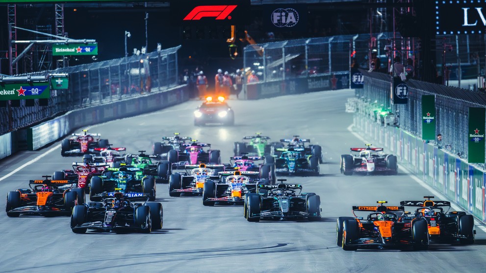 Start byl ve Vegas divoký, Lando Norris se snažil vytlačil Maxe Verstappena (vpravo)