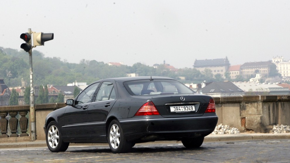 Mercedes-Benz S 500, který patřil Karlu Gottovi - 17