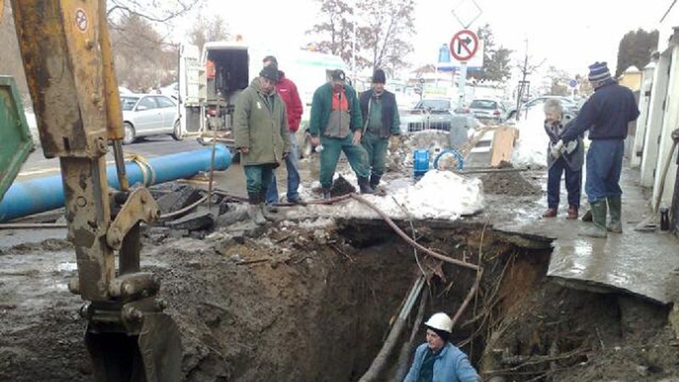 Prasklé potrubí na pražském Smíchově-1
