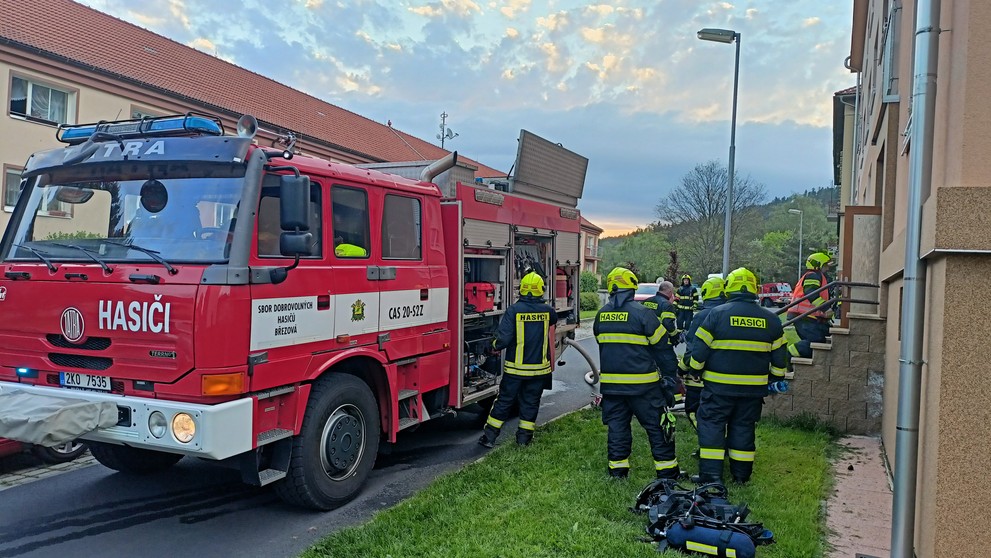 Požár bytového domu v Březové (2)