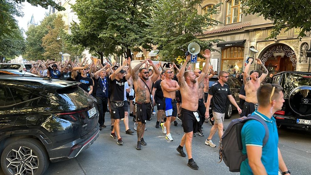Pochod fanoušků Kodaně Prahou na Letnou