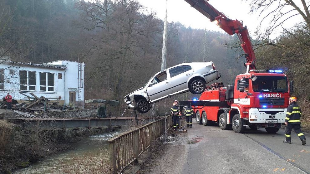 Záchrana řidiče z řeky u Blanska