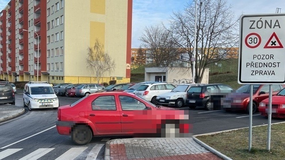Řidiči nezabezpečili svá vozidla, ta se samovolně rozjela a nabourala (3)