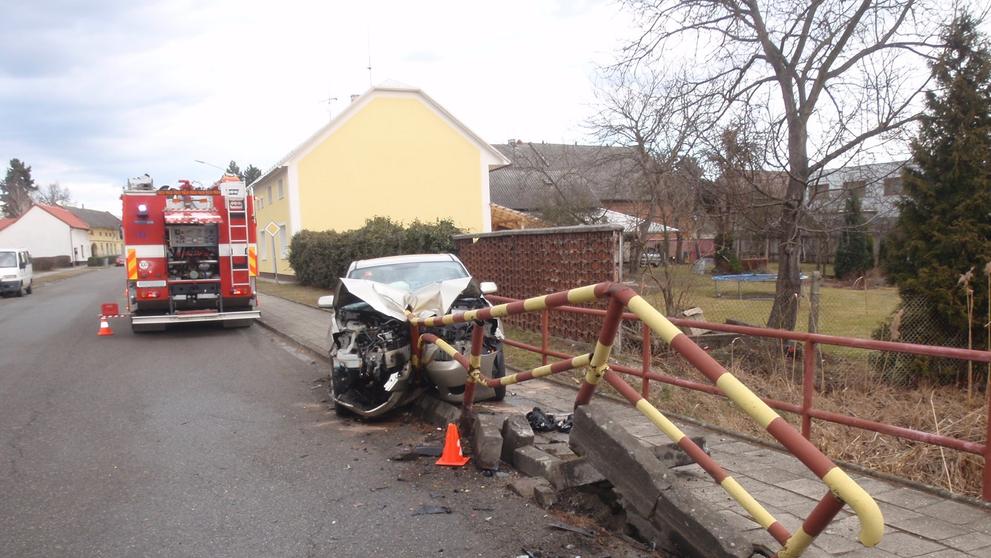 Osobní automobil se napíchl na zábradlí