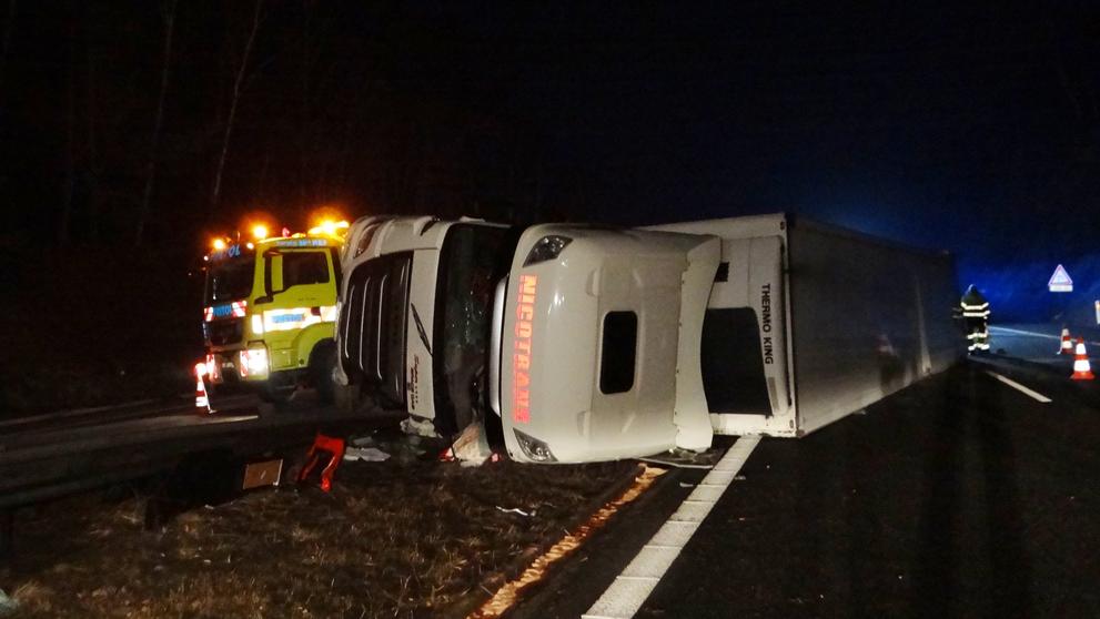 Řidič zůstal uvězněný v kabině, museli ho vyprostit přivolaní hasiči