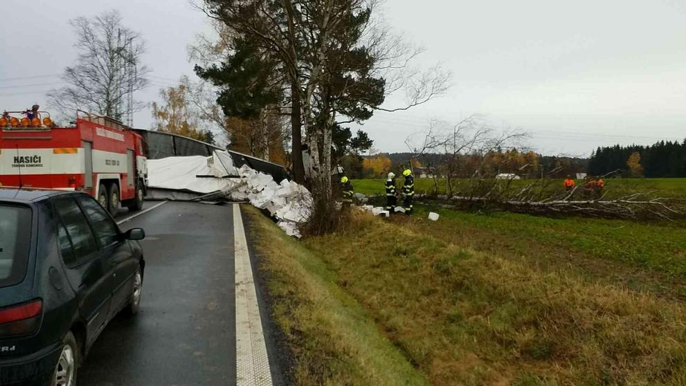 Nehoda kamionu převážející víno u obce Vysočina - 2