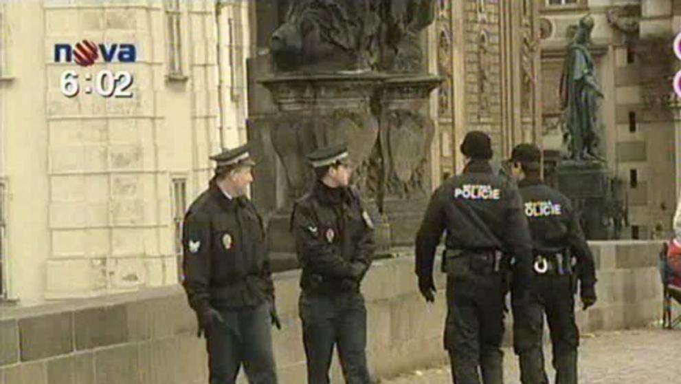 Na Karlově mostě byly v těchto dnech zesíleny hlídky městské policie.