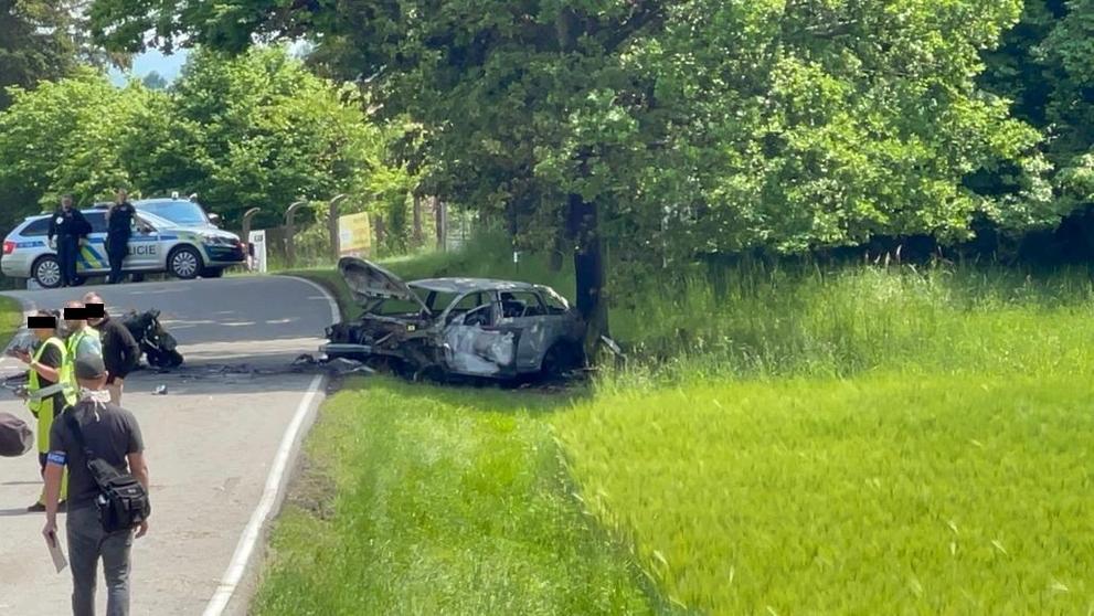 Smrtelná nehoda auta a motorky u Velkých Popovic - 2
