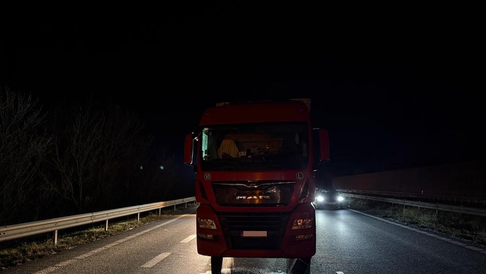 Kvůli ujíždějícímu řidiči kamionu zastavili policisté provoz na dálnici D5