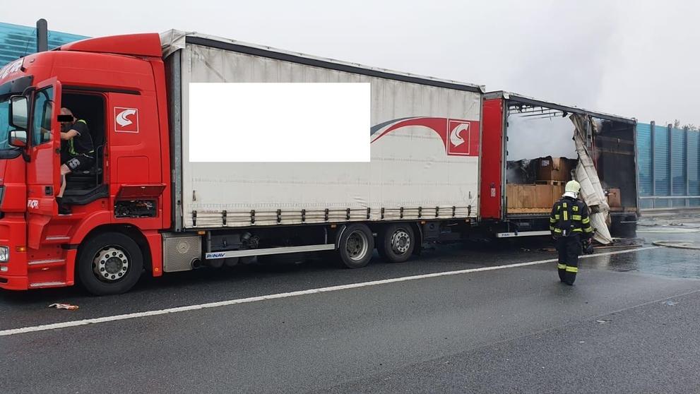 Požár přívěsu náklaďáku na Pražském okruhu - 1