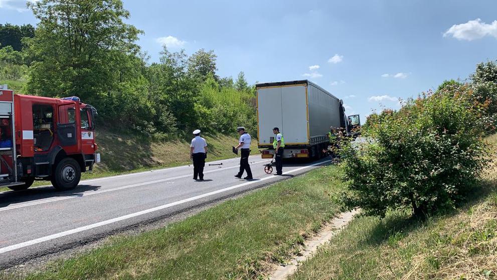 Tragická dopravní nehoda osobního auta kamionu a dodávky na Mělnicku - 1