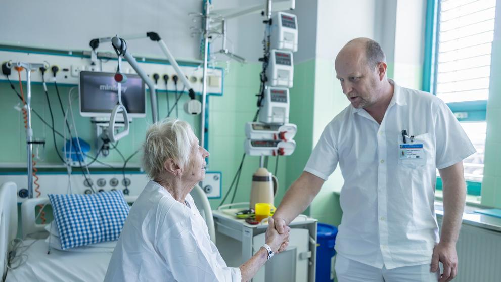 Prim. MUDr. Lukáš Havlůj, Ph.D. se svým týmem operaci vedl