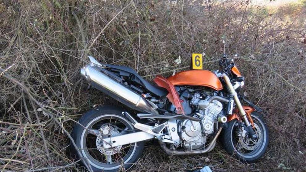 Motorkář narazil zezadu do osobního auta