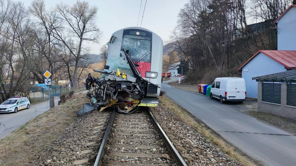 Srážka autobusu s vlakem na železničním přejezdu na Slovensku - 3