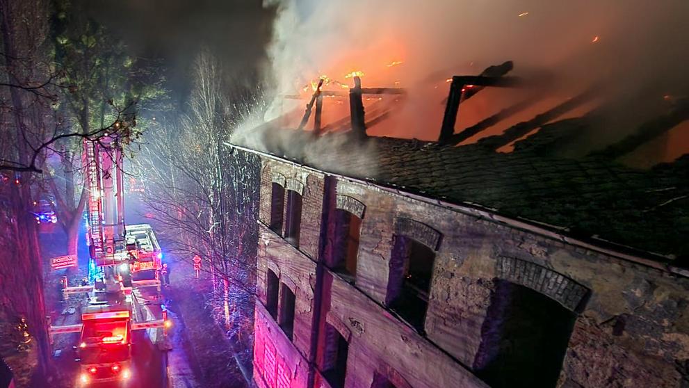 Požár střechy budovy ve Frýdku, 26. 12. 2024 HZS Moravskoslezského kraje (2)