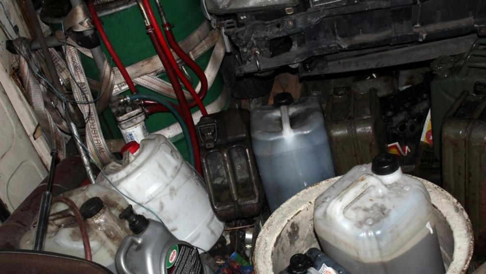 Auto sedělo mezi kanystry a sudy na benzín