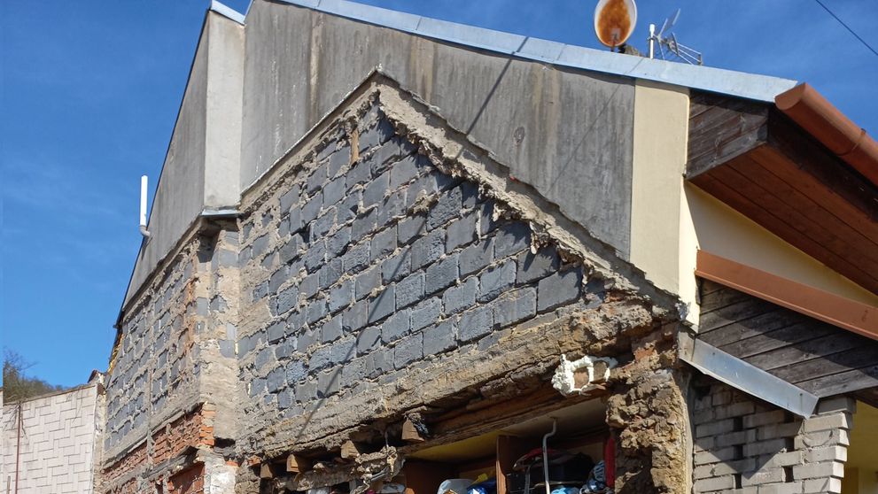 Jihomoravští hasiči zasahují v obci Viničné Šumice, kde se zřítila zeď rodinného domu