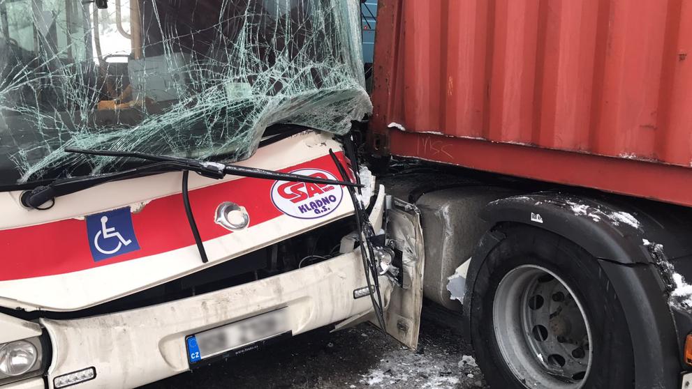 Nehoda autobusu a nákladního automobilu - 1