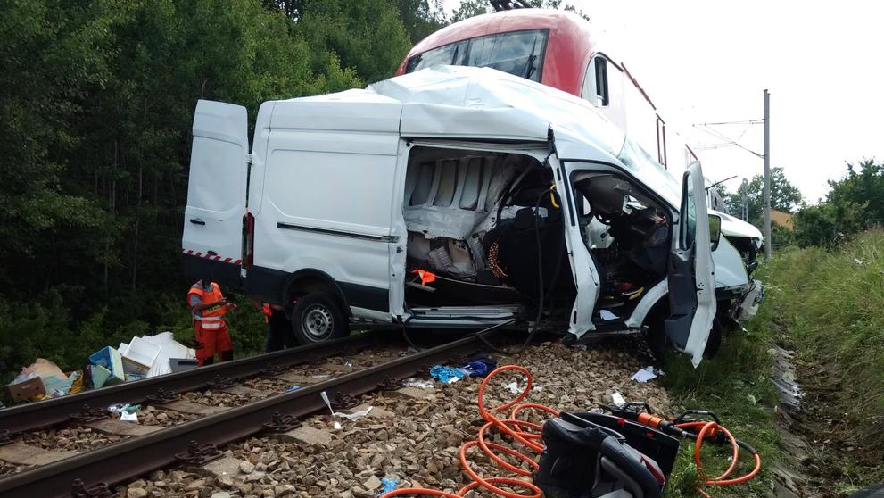 Srážka vlaku a dodávky na železničním přejezdu mezi obcemi Včelná a Kamenný Újezd - 2