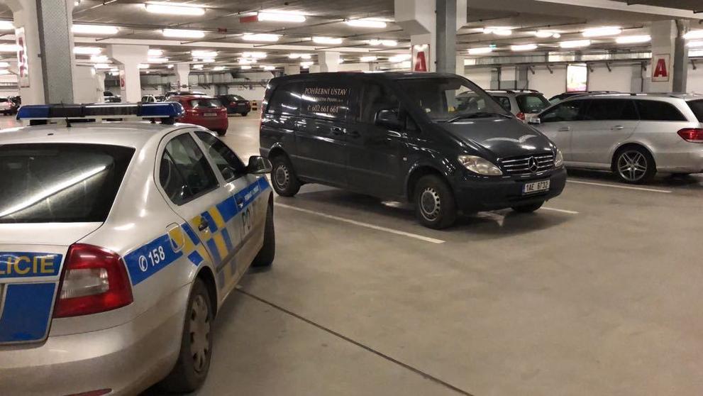 Agresivní řidič pohřební služby - 1