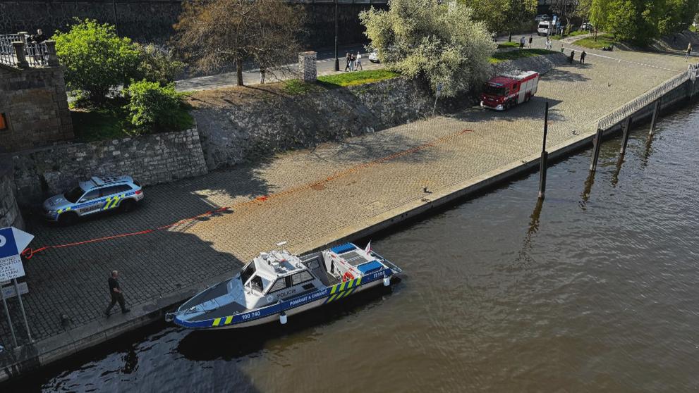 Nález dělostřeleckého granátu a pistole na Pražské náplavce