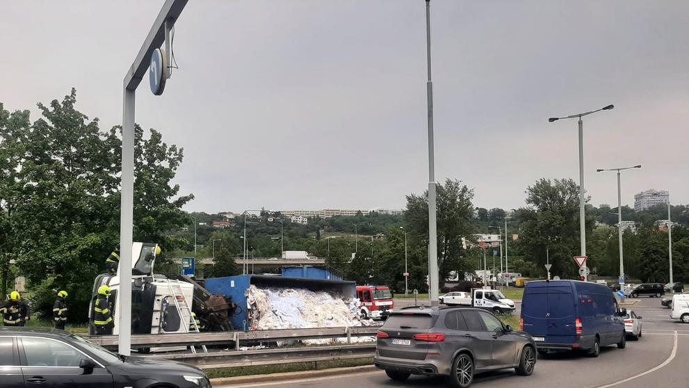 Převrácený kamion komplikuje dopravu na nájezdu z tunelu Blanka (2)