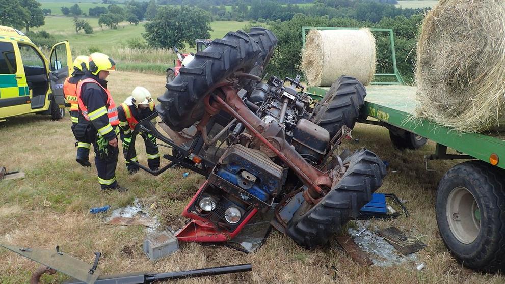 Na poli se převrátil traktor, řidič na místě zemřel