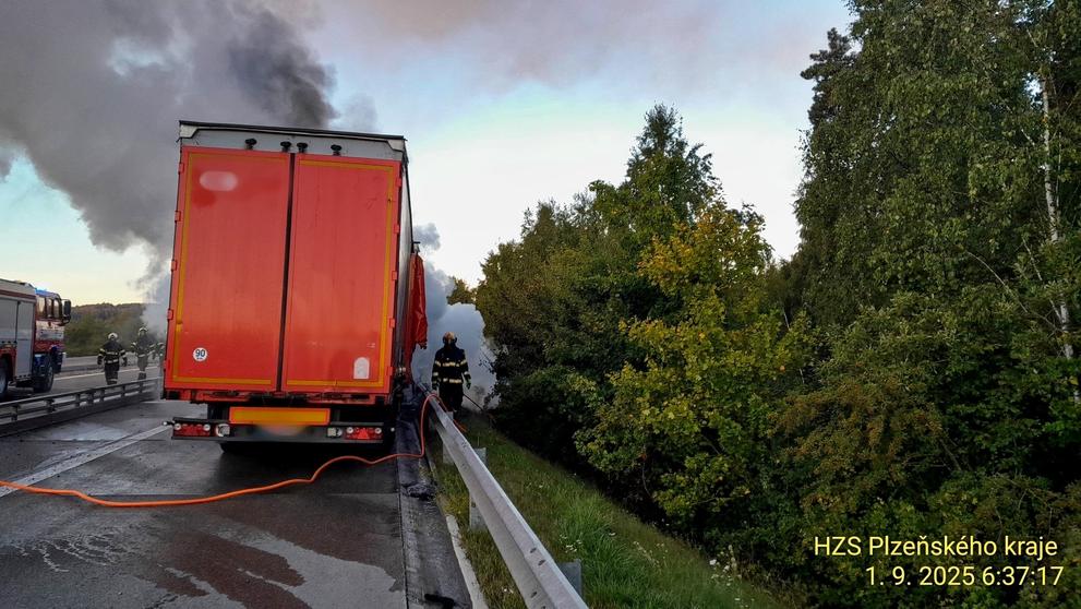Požár kamionu na dálnici D5