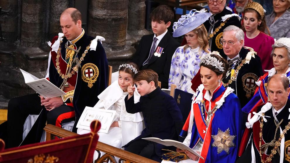 Princ Louis a princezna Charlotte během korunovace