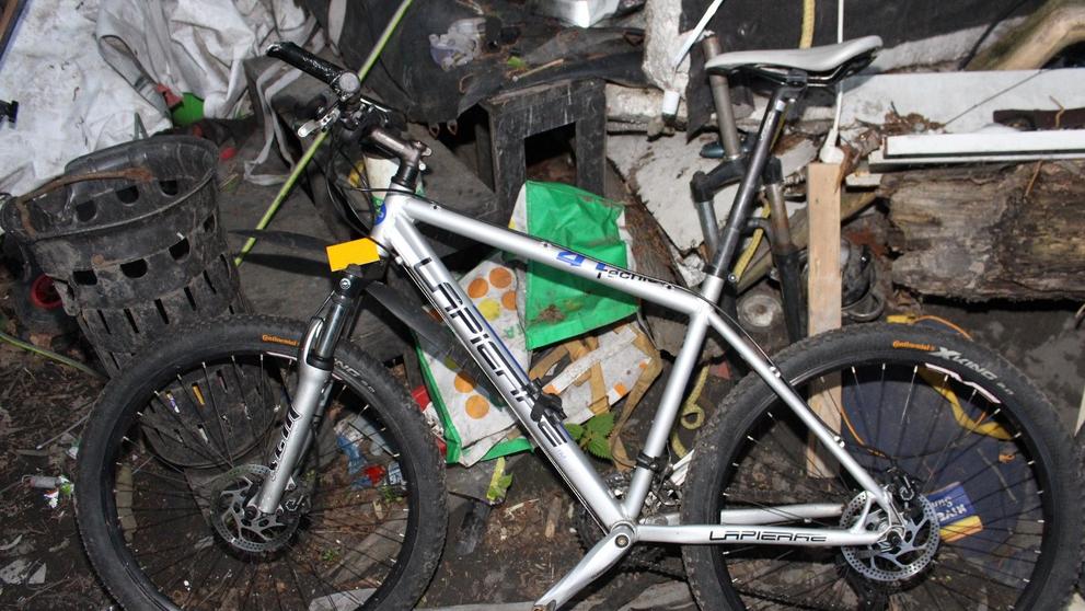 Policie odhalila zlodějskou skrýš - 38