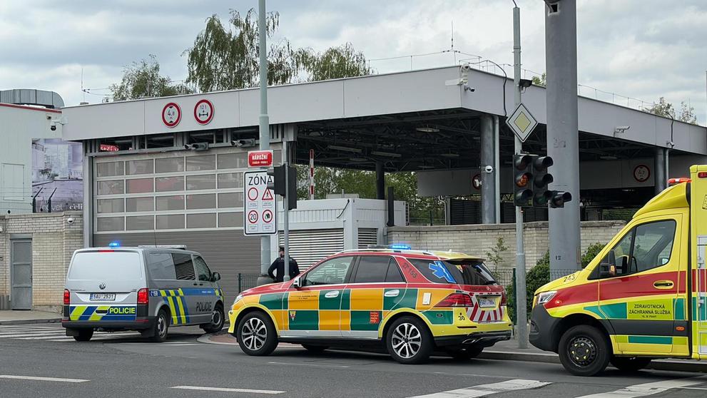 Zásah hasičů, záchranářů a policie v budově BIS v Praze (4)