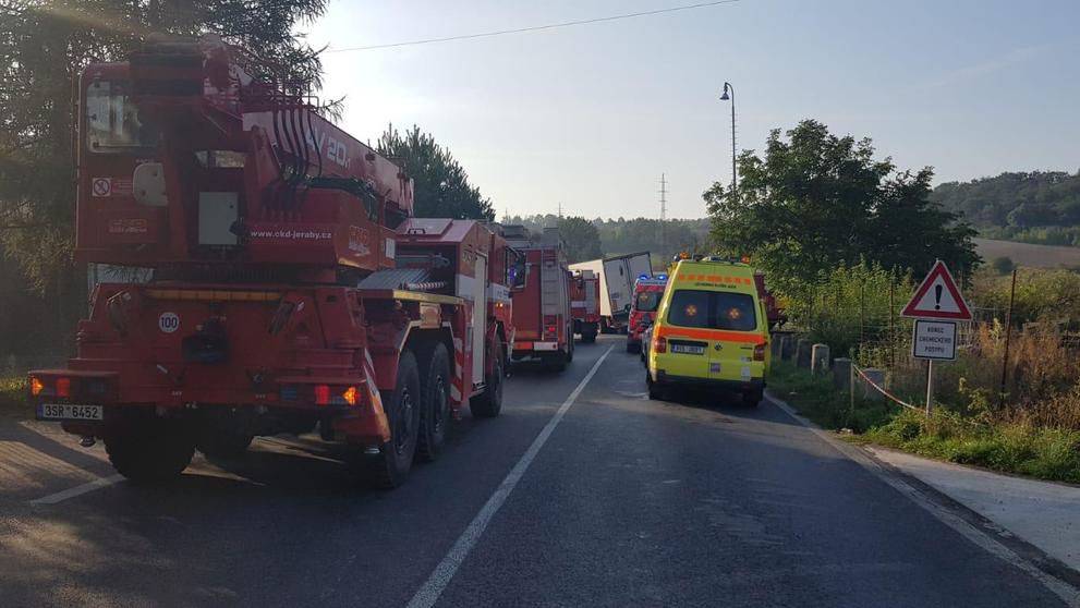 Střet nákladního auta a osobního vlaku na přejezdu na okraji Kralup nad Vltavo - 3