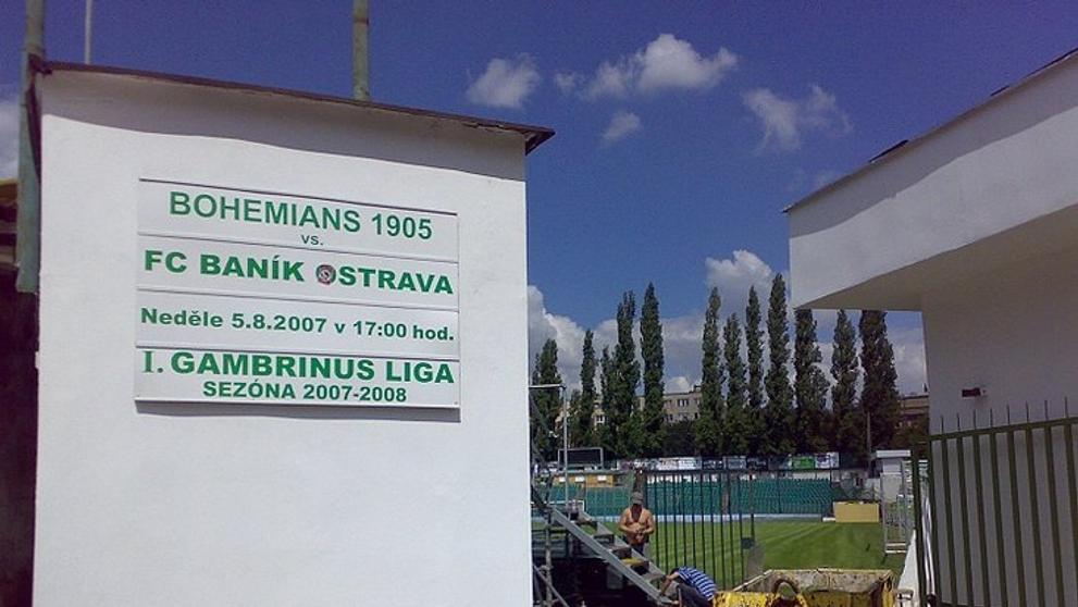 Stadion Bohemians Praha 1905 už hlásí první ligové utkání, v jeho útrobách se ale stále pracuje na konečné podobě pro ligu.