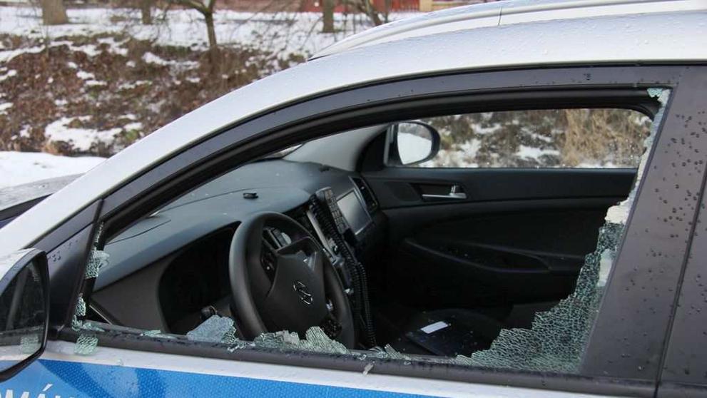 Muž zaútočil na policistu lahví alkoholu