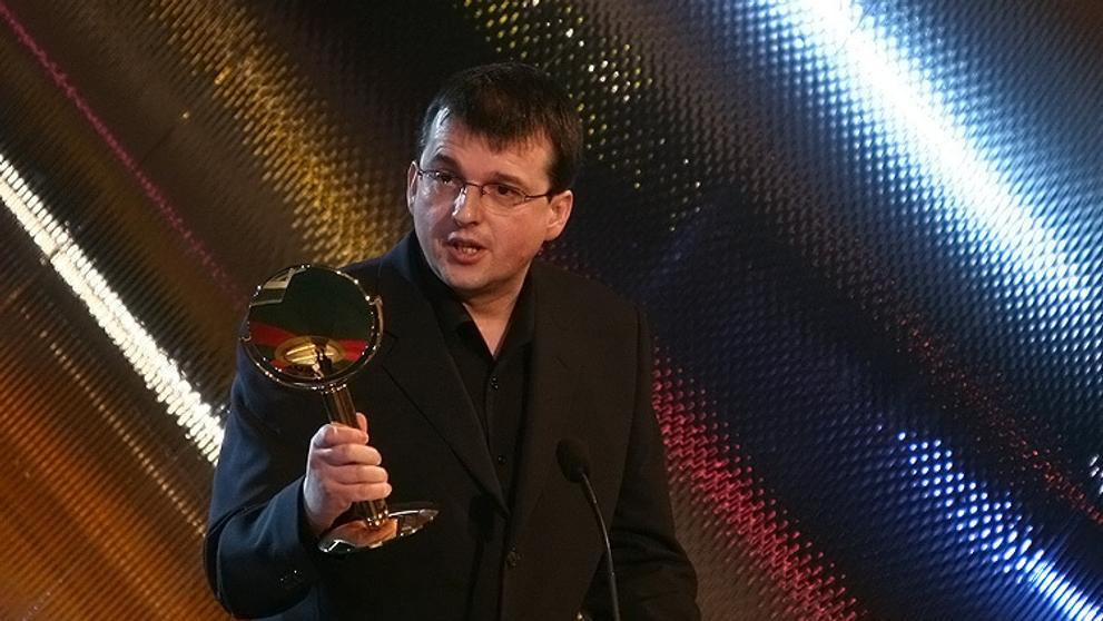TýTý: Režisér seriálu Ordinace v růžové zahradě Ján Sebechlebský se na pódiu objevil hned dvakrát. Nejdřív přebíral cenu za nepřítomnou Danielu Šinkorovou a pak si šel pro zrcátko za seriál roku. 