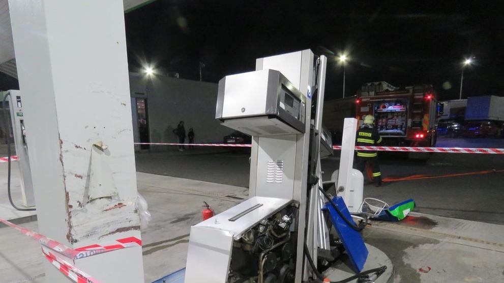 Opilý řidič návěsem zdemoloval benzinku u obce Žešov - 1