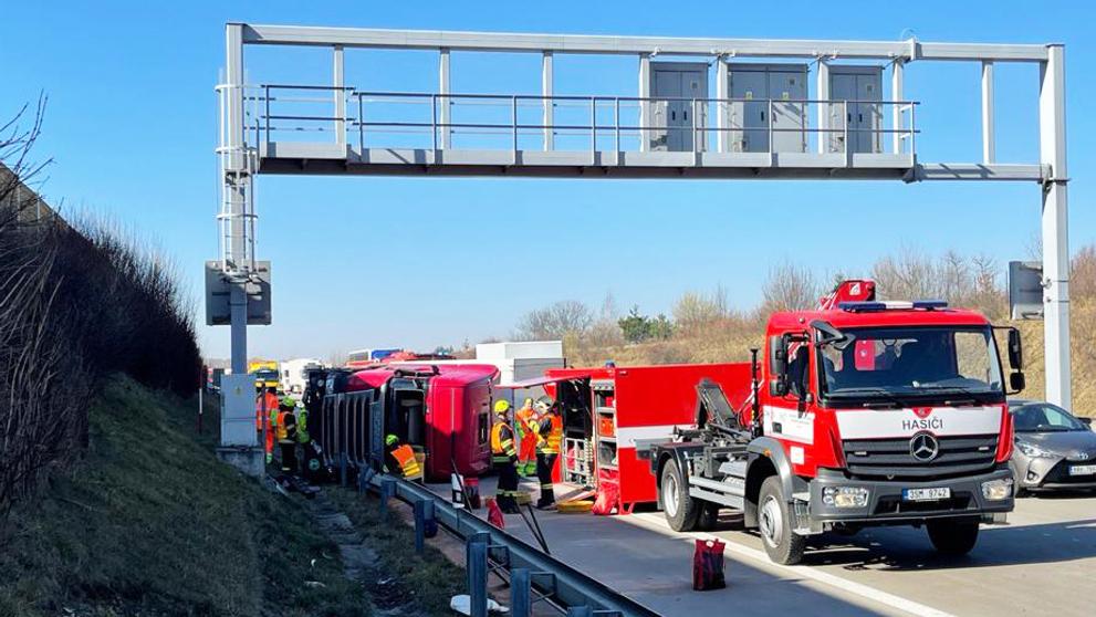 Nehoda kamionu zablokovala Pražský okruh (2)