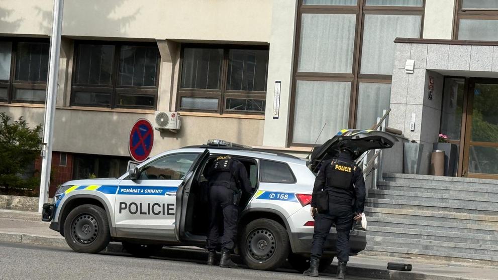 Policejní zásah u hotelu Krystal