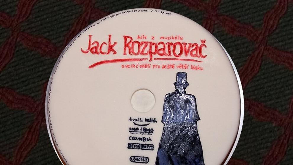 Dort ve tvaru CD symbolizoval nově vydané album k muzikálu Jack Rozparovač.