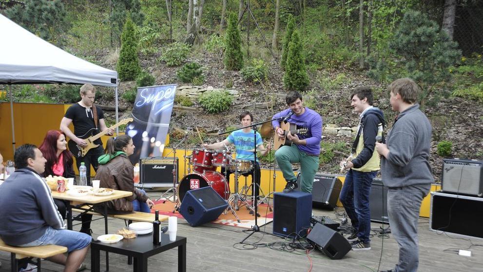 Finalisté SuperStar si užili grilovačku i malý koncert - 3