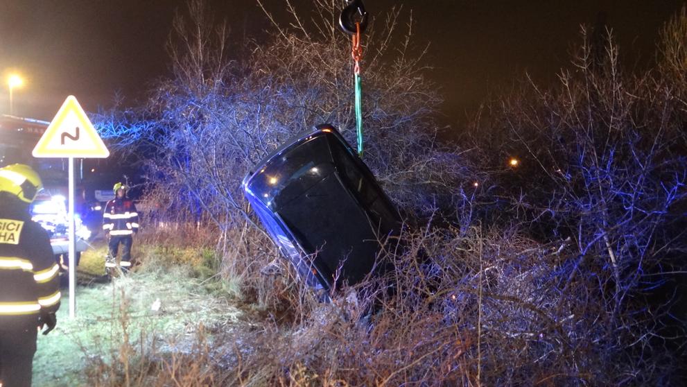 Nabourané auto dostal zpět na silnici až jeřáb
