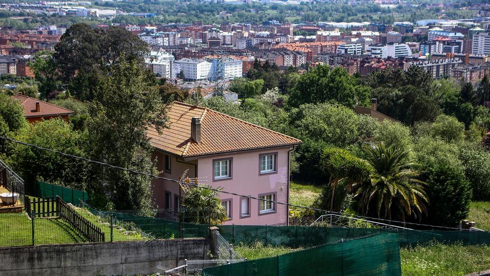V Oviedu policie zachránila tři děti ze zanedbaného a znečištěného domu, 30. 4. 2025 (3)